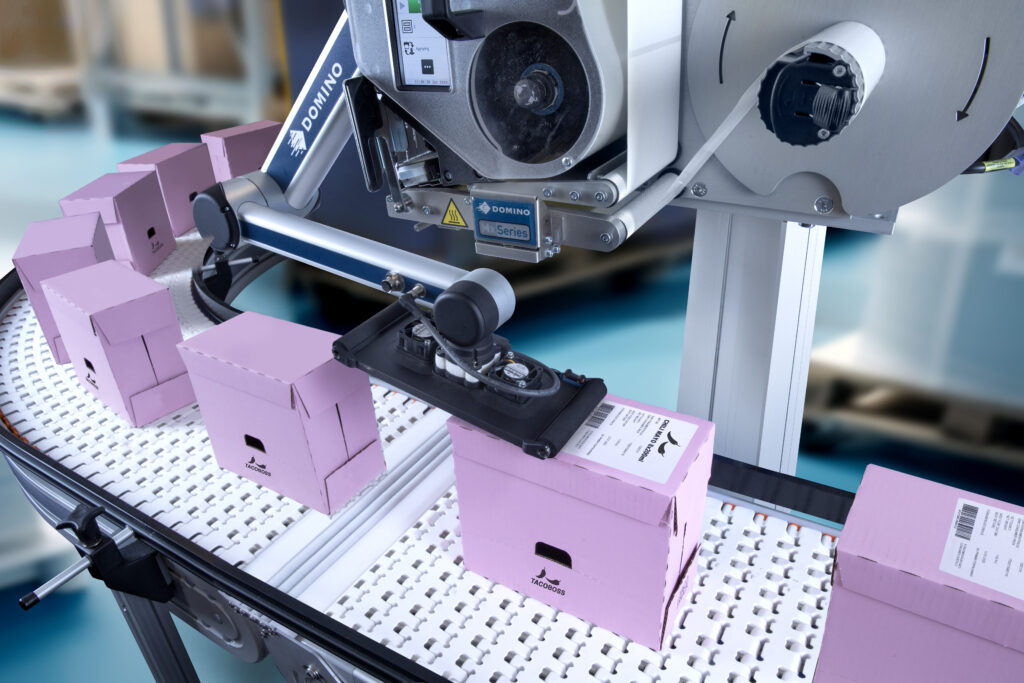 Mx351i-eC Top labelling on Chili Mayo food box